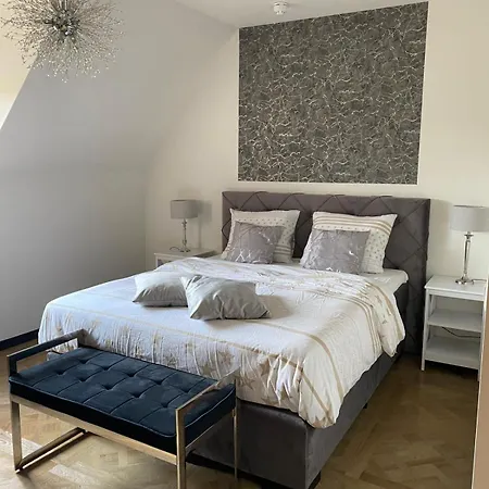 Eighty One Horse Boulevard Bed & Breakfast