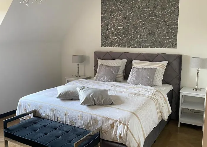 Eighty One Horse Boulevard Bed & Breakfast