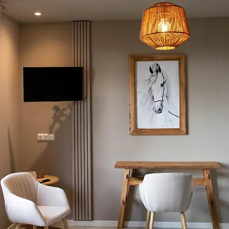 Eighty One Horse Boulevard Bed & Breakfast